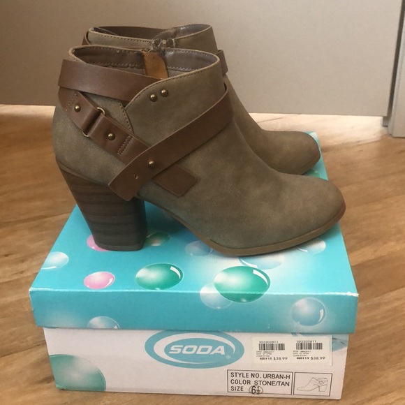 Ankle booties - Picture 3 of 3